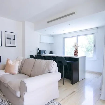 Phaedrus Living: Sea View Flat Kyma *